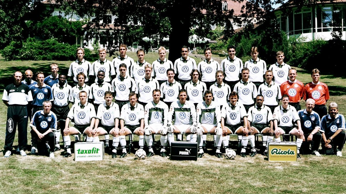 Ein Mannschaftsfoto des VfL Wolfsburg aus dem Jahr 1999.