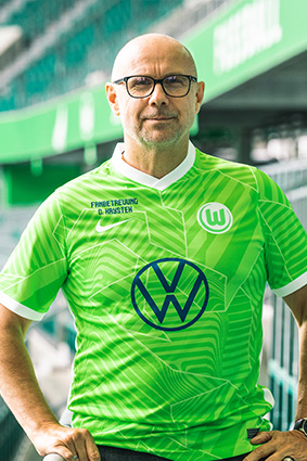 Ein Fanbeauftragter des VfL Wolfsburg steht in der Volkswagen Arena.