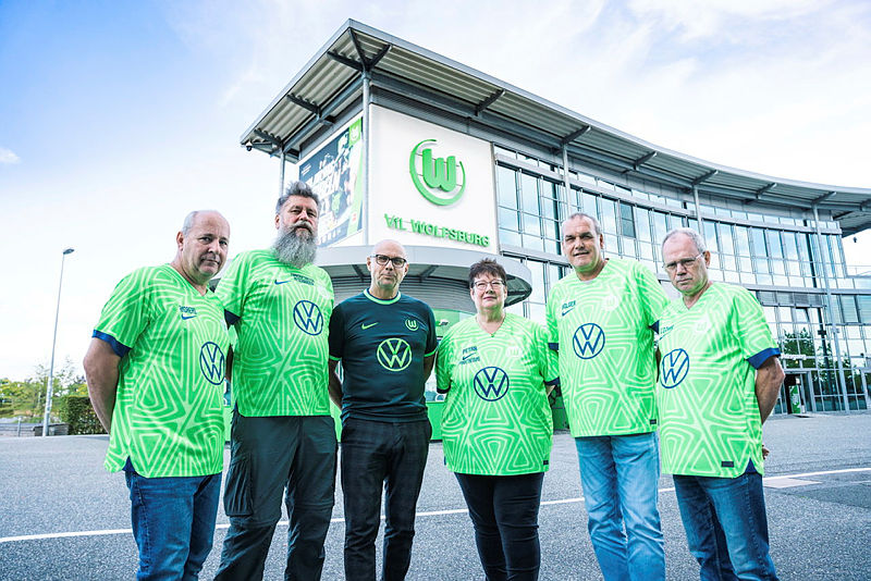 Das Team der Fanbetreuung steht vor dem Fanhaus.