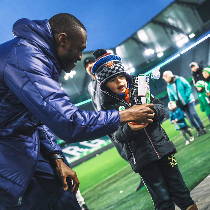 VfL Wolfsburg Spieler Guilavogui überrascht Kinder bei der Nikolausaktion.