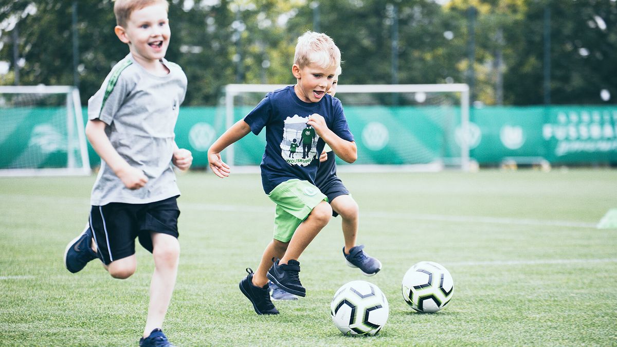 Kinder spielen mit Bällen bei der VfL Wolfsburg Ballschule.