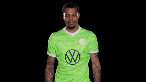 Gif von VfL Wolfsburg Spieler Lukas Nmecha, der sich verwirrt am Hinterkopf kratzt.