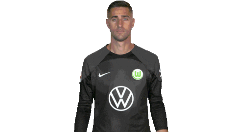 Der VfL Wolfsburg-Spieler Koen Casteels zeigt "Gut Kick".