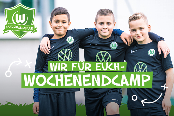 Eine VfL Wolfsburg-Grafik der VfL-Fußballschule für das Wochenendcamp mit 3 Jungs im VfL-Trikot im Hintergrund.