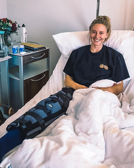 VfL-Wolfsburg-Spielerin Rebecka Blomqvist liegt in einem Bett im Brankenhaus.
