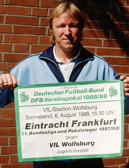 Horst Hrubesch präsentiert Werbeplakat zum Jugendspiel vom VfL Wolfsburg gegen Eintracht Frankfurt.