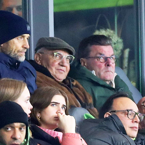 Die VfL-Wolfsburg-Legenden Magath und Hecking sitzen auf der Tribüne.