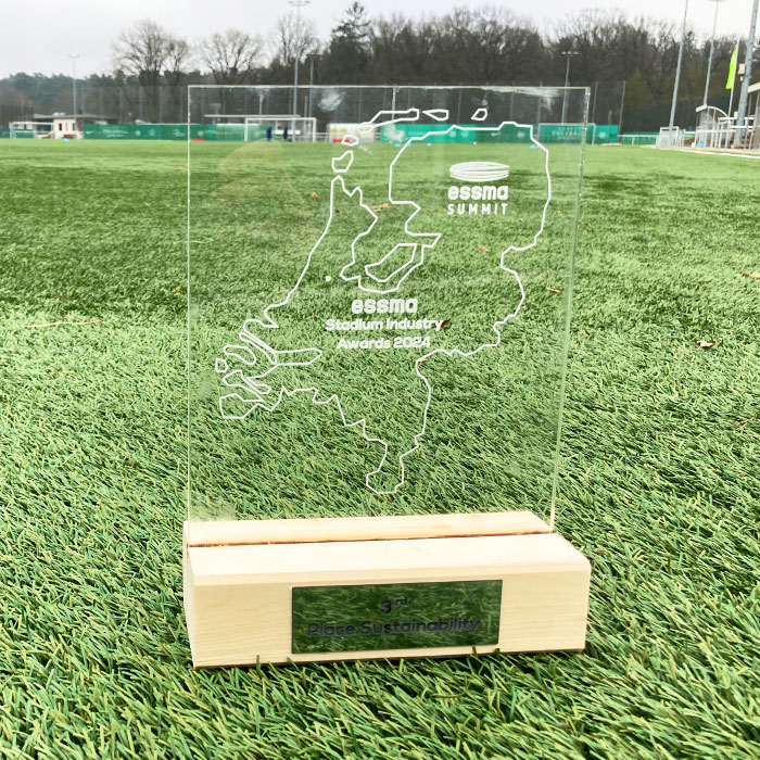 Der Nwchhaltigkeitspreis, bei dem der VfL Wolfsburg dank der Mikroplastik-Reduktionsinitiative den dritten Platz belegt hat, steht auf dem Rasen eines Trainingsplatzes.