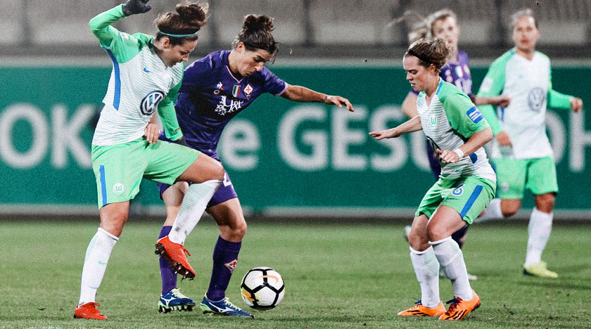 Spielerinnen des VfL Wolfsburg kämpfen um den Ball gegen ACF Fiorentina.