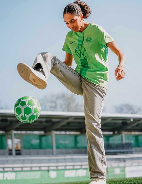 VfL-Wolfsburg-Neuzugang Cora Zicai macht einen Trick mit dem Ball.