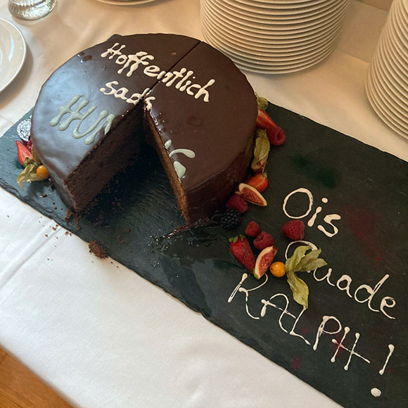 Ein angeschnittener Schokokuchen für Ralph Hasenhüttel steht auf einem Tisch.
