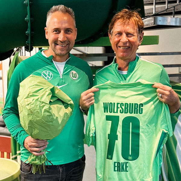 Der ehemalige VfL-Wolfsburg-Trainer Uwe Erkenbrecher mit überreichtem Trikot.