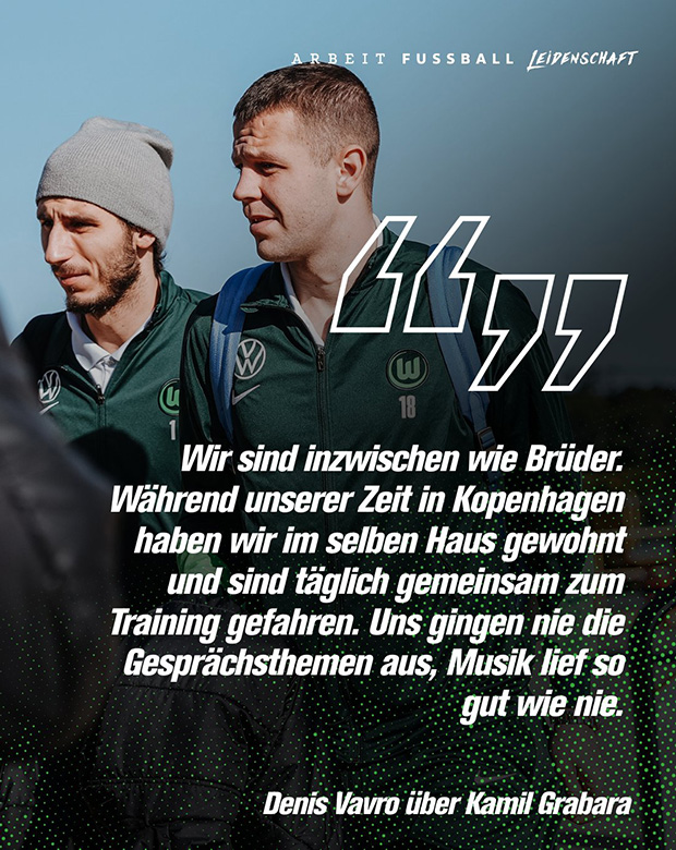 Die VfL-Wolfsburg-Spieler Denis Vavro und Kamil Grabara laufen nebeneinander. Davor ein Zitat von Vavro über Grabara.
