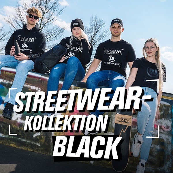 VfL Wolfburg Streetwear Collection Werbefoto mit 4 Fans, die schwarze Shirts aus der Kollektion tragen.