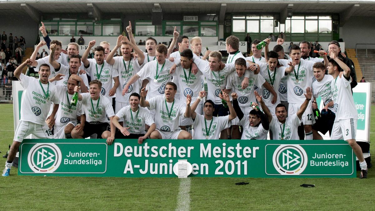 VfL Wolfsburg A-Junioren Gruppenbild mit der Meisterschale.