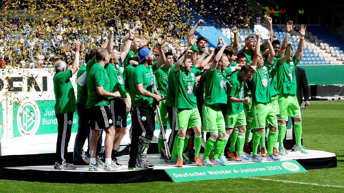 Ein Mannschaftsfoto des VfL Wolfsburg mit der Meisterschale.