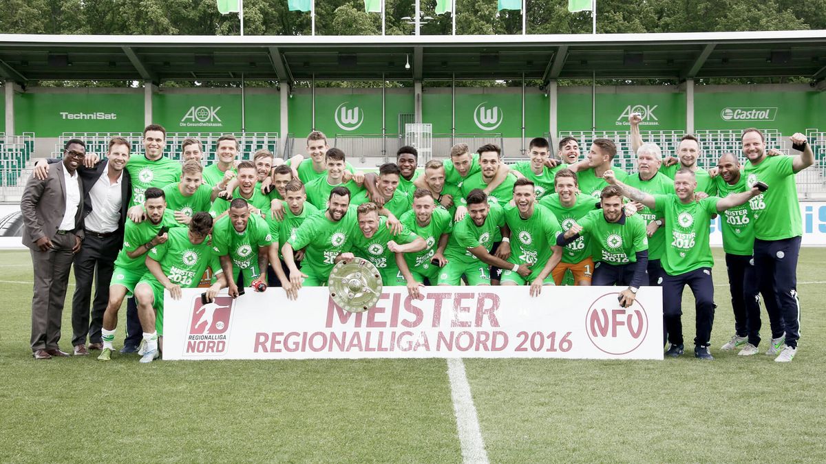 Ein Mannschaftsfoto der VfL Wolfsburg Regionalliga Meister 2016.